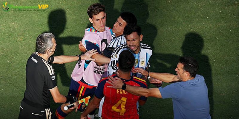 Những va chạm sau trận Tây Ban Nha vs Argentina khiến FIFA phải vào cuộc điều tra